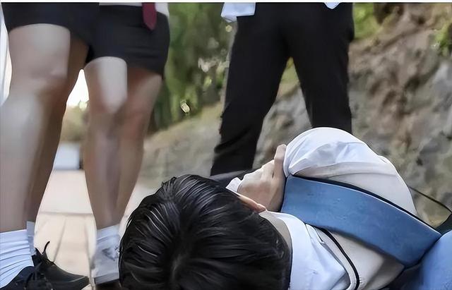 2015年,中国留美女“校霸”欺虐同胞,被捕时还面带微笑