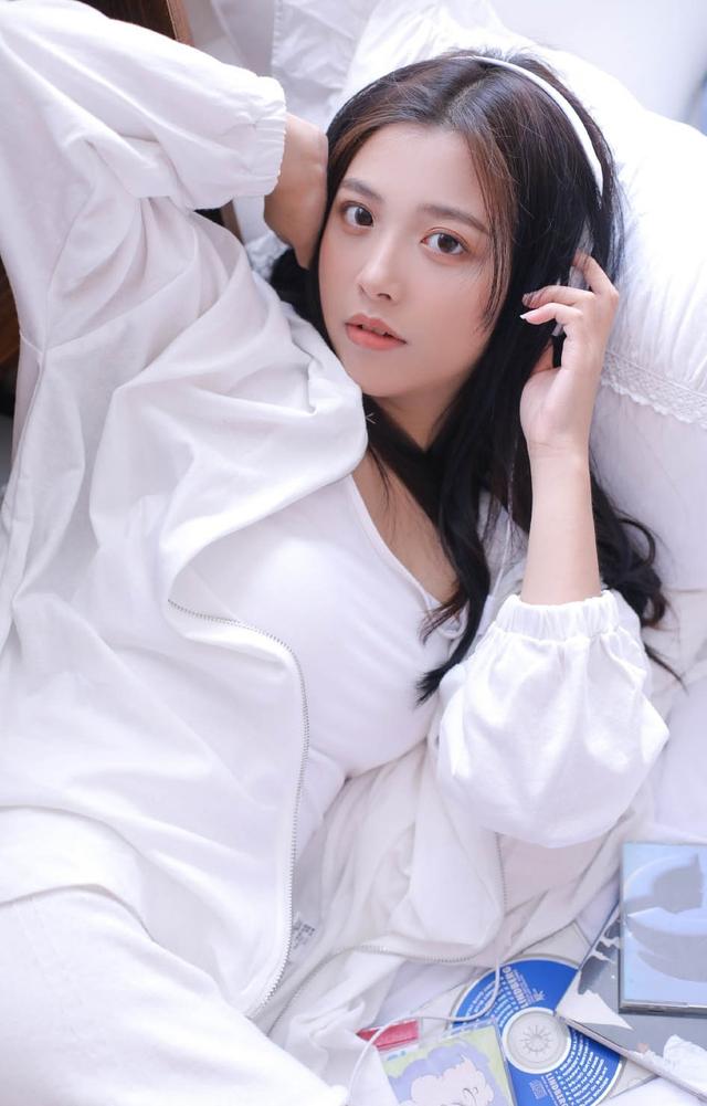 撩人气质清爽白嫩美女