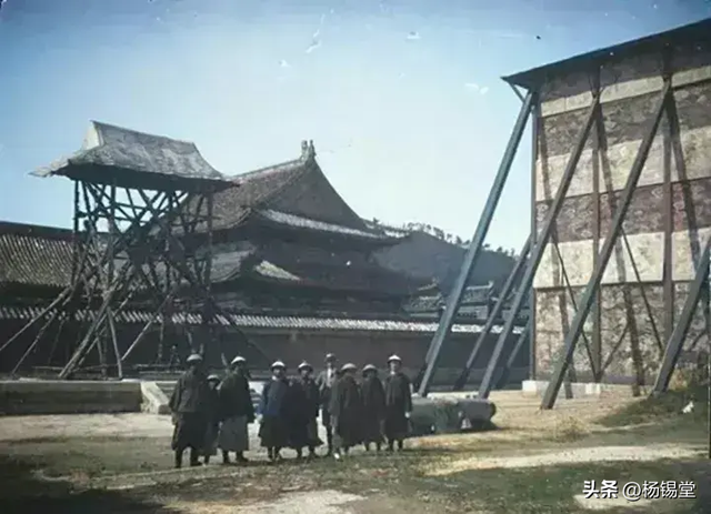 高清老照片：旗人格格大腿岔开豪放洗衣，地主三妻四妾不输女明星