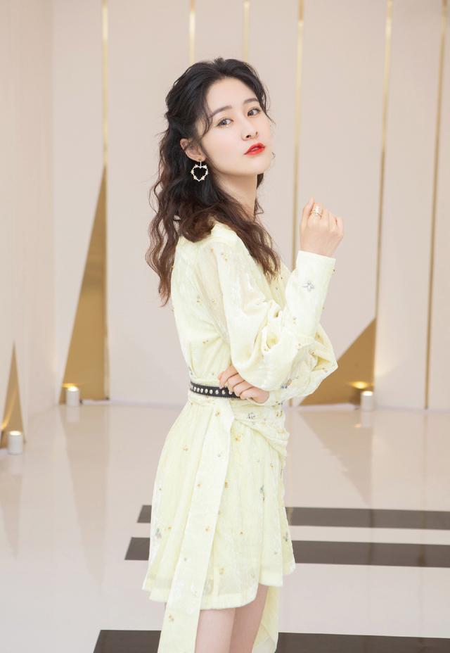 梁田最新美照,穿嫩黄色V领短裙出镜,露出修长双腿少女感爆棚