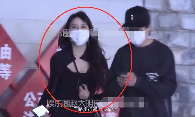 韩东君携美女出行被拍,两人吃饭按摩好惬意,女方身材火辣似嫩模