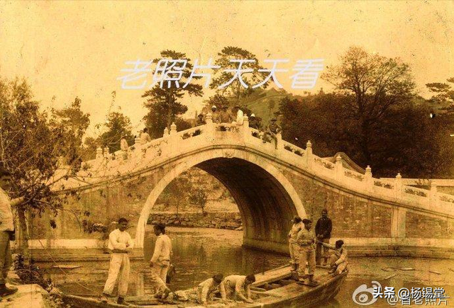 高清老照片：旗人格格大腿岔开豪放洗衣，地主三妻四妾不输女明星