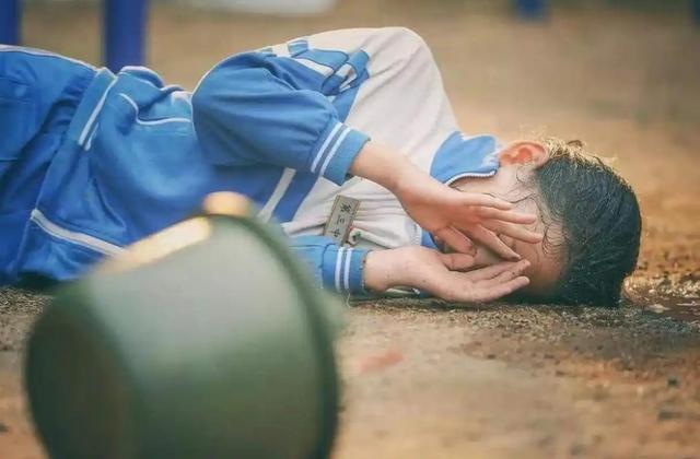 2015年,中国留美女“校霸”欺虐同胞,被捕时还面带微笑