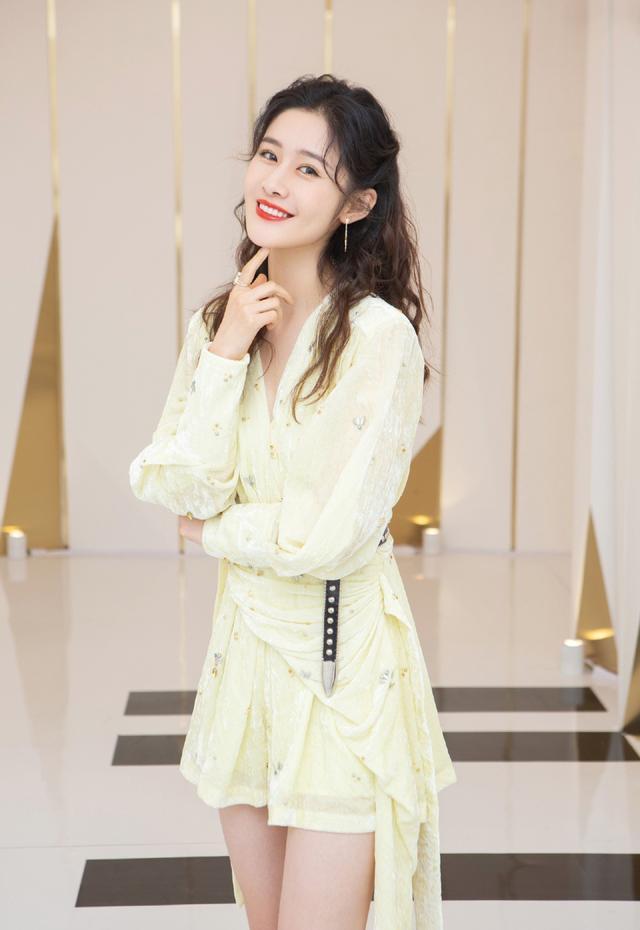 梁田最新美照,穿嫩黄色V领短裙出镜,露出修长双腿少女感爆棚