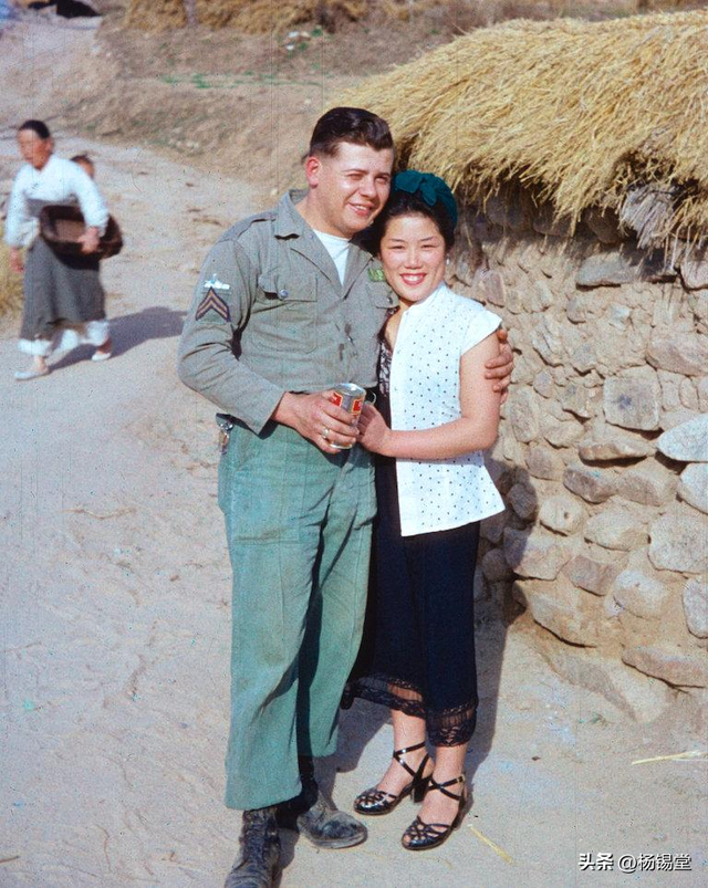 高清老照片：旗人格格大腿岔开豪放洗衣，地主三妻四妾不输女明星