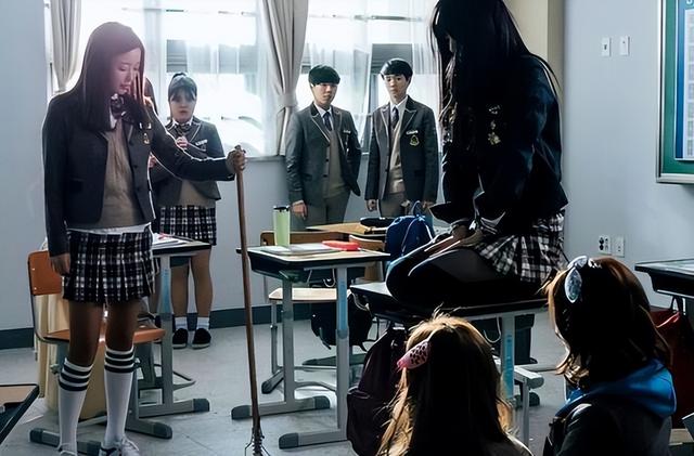 2015年,中国留美女“校霸”欺虐同胞,被捕时还面带微笑
