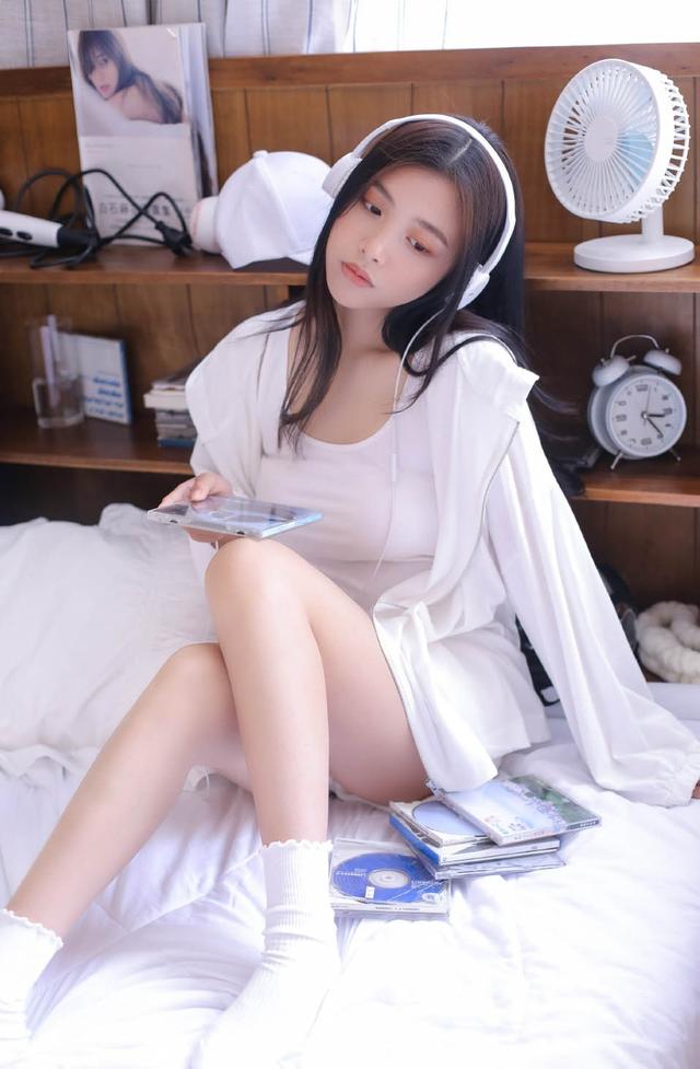 撩人气质清爽白嫩美女