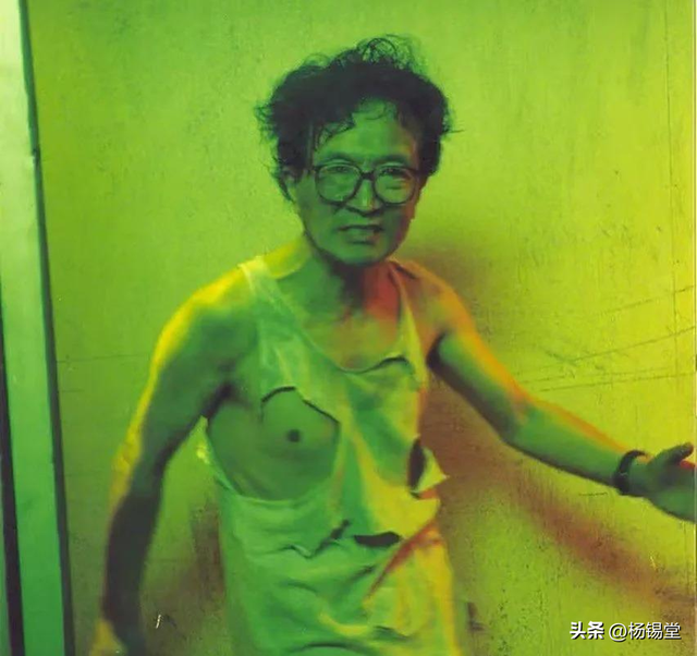 高清老照片：旗人格格大腿岔开豪放洗衣，地主三妻四妾不输女明星