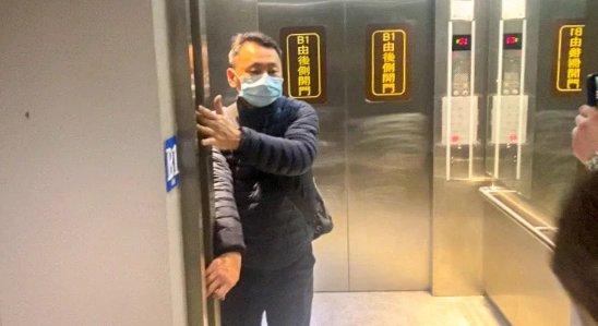 知情人曝22岁女星跳楼内幕,生前遭父亲家暴,还被姑姑言语霸凌