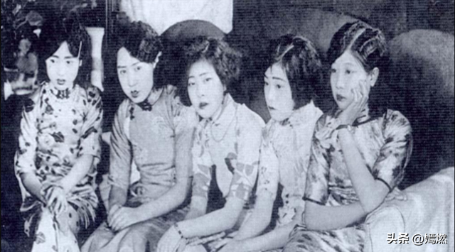罕见照片:日本女人竟如此开放大胆,女学生脱光衣服全身赤裸上课