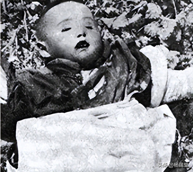 高清老照片：旗人格格大腿岔开豪放洗衣，地主三妻四妾不输女明星