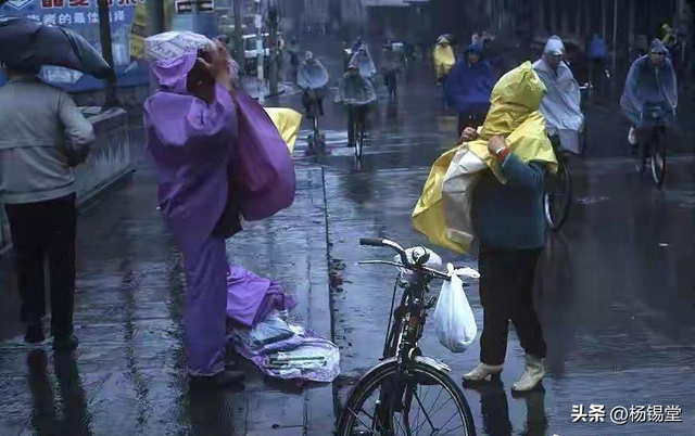 高清老照片：旗人格格大腿岔开豪放洗衣，地主三妻四妾不输女明星