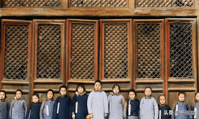 高清老照片：旗人格格大腿岔开豪放洗衣，地主三妻四妾不输女明星