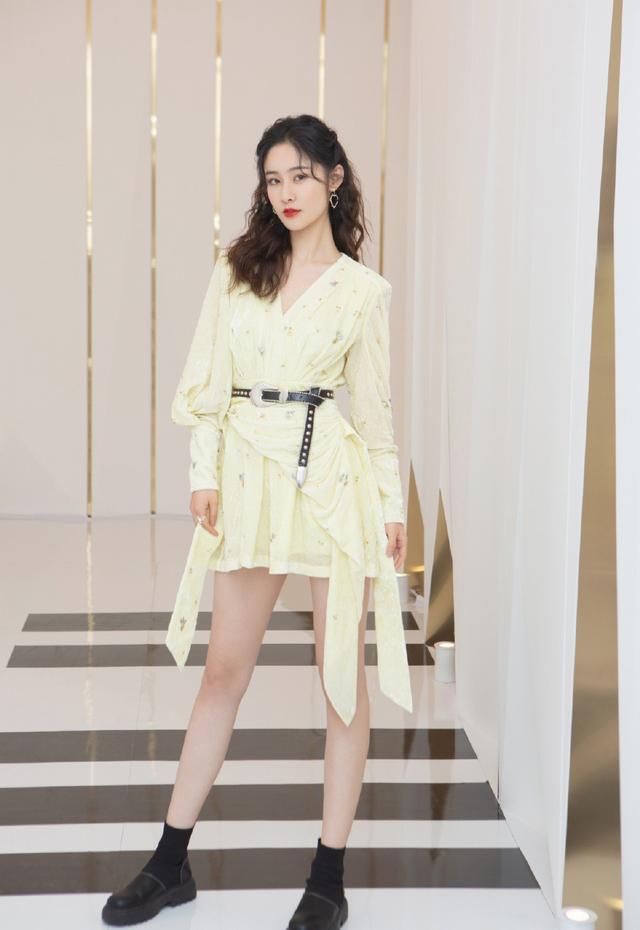 梁田最新美照,穿嫩黄色V领短裙出镜,露出修长双腿少女感爆棚
