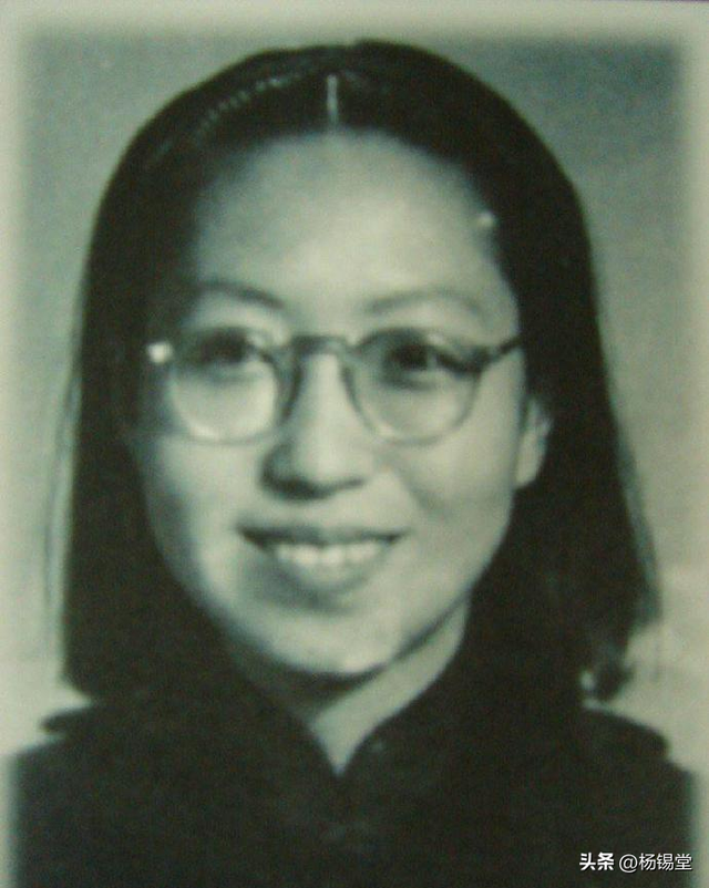 高清老照片：旗人格格大腿岔开豪放洗衣，地主三妻四妾不输女明星