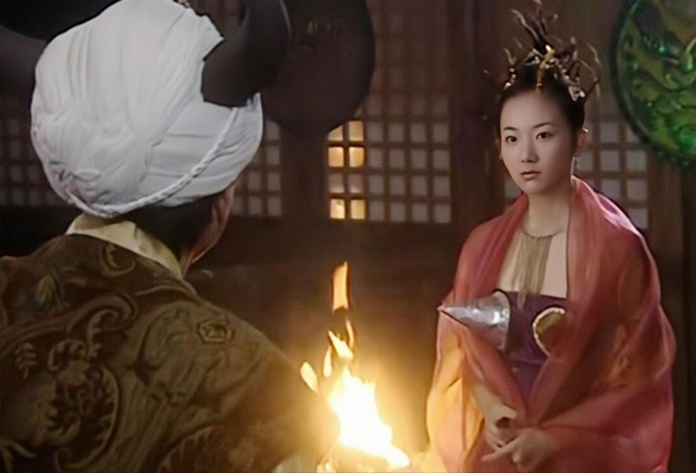 妲己穿着连裤袜,孙尚香穿情趣丝袜,现在的导演越来越会拍了