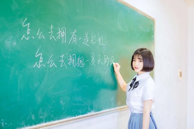 漂亮短发美女学生装迷你短裙写真