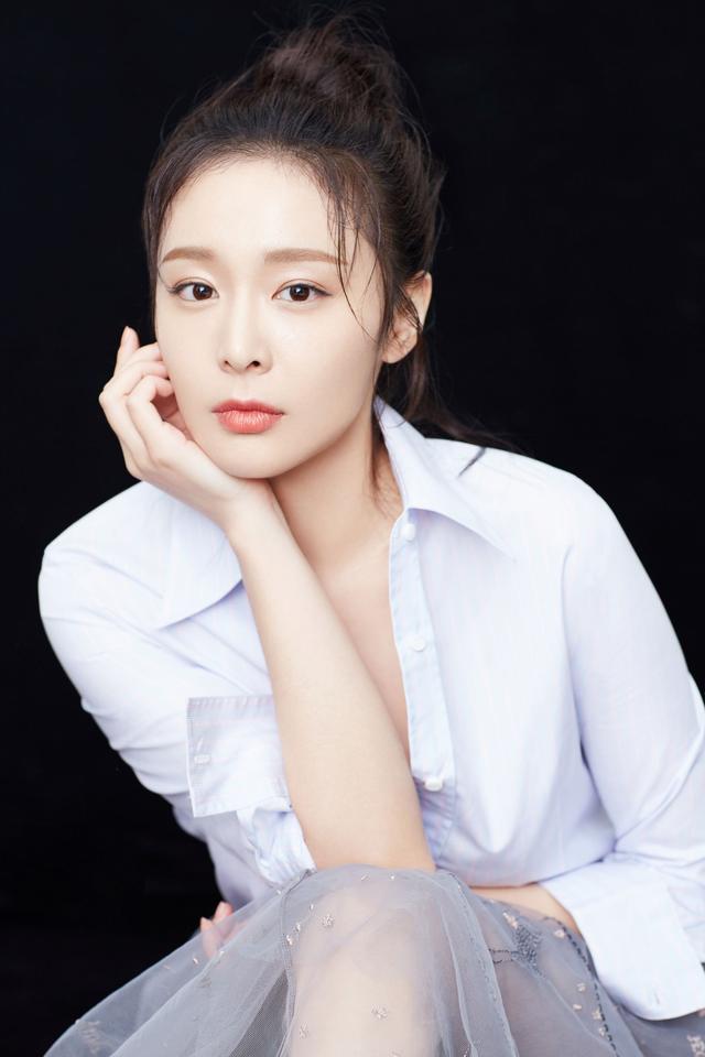 高叶:“性感女神”拿片约拿到手软,网友直呼:“90后国民大嫂”