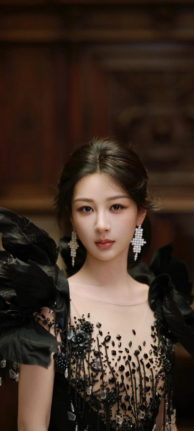 美女壁纸，一身黑色流苏礼服的杨紫