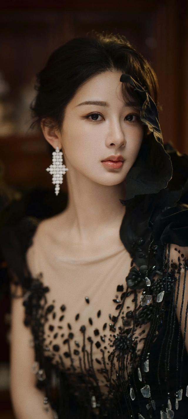 美女壁纸，一身黑色流苏礼服的杨紫