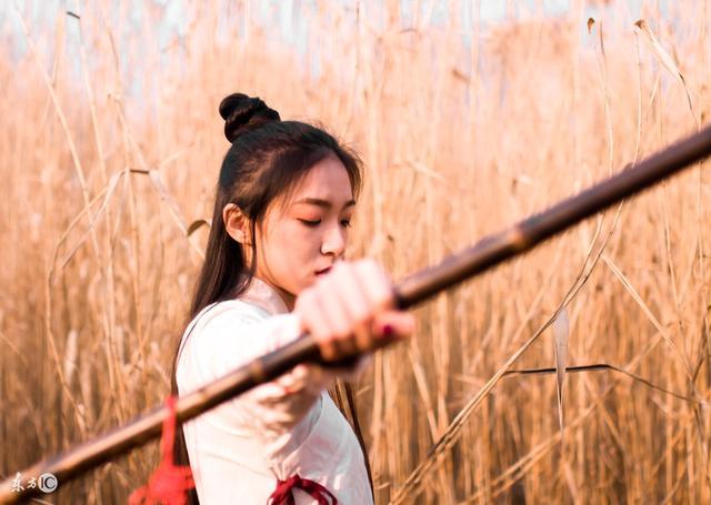 小说：她是顶尖女杀手，扮成小女孩刺杀小伙，却被小伙一招制服