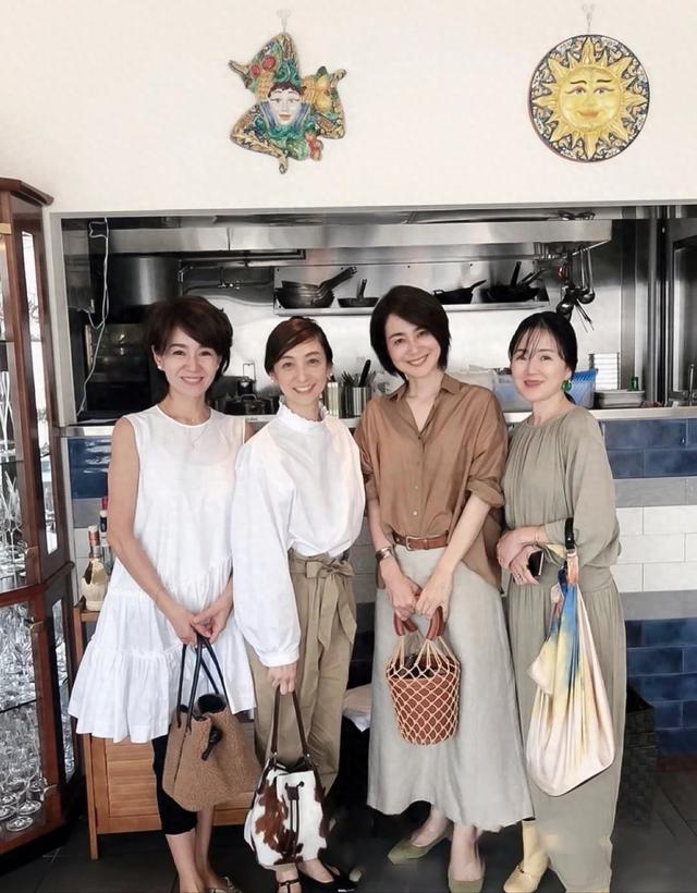 这些日本主妇真有品位,穿裙不露膝盖、不配丝袜,优雅到骨子里