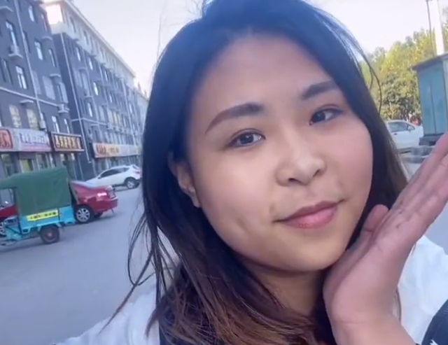 哭笑不得!山东一女子自拍时被哥哥突然关掉美颜,瞬间西施变李逵