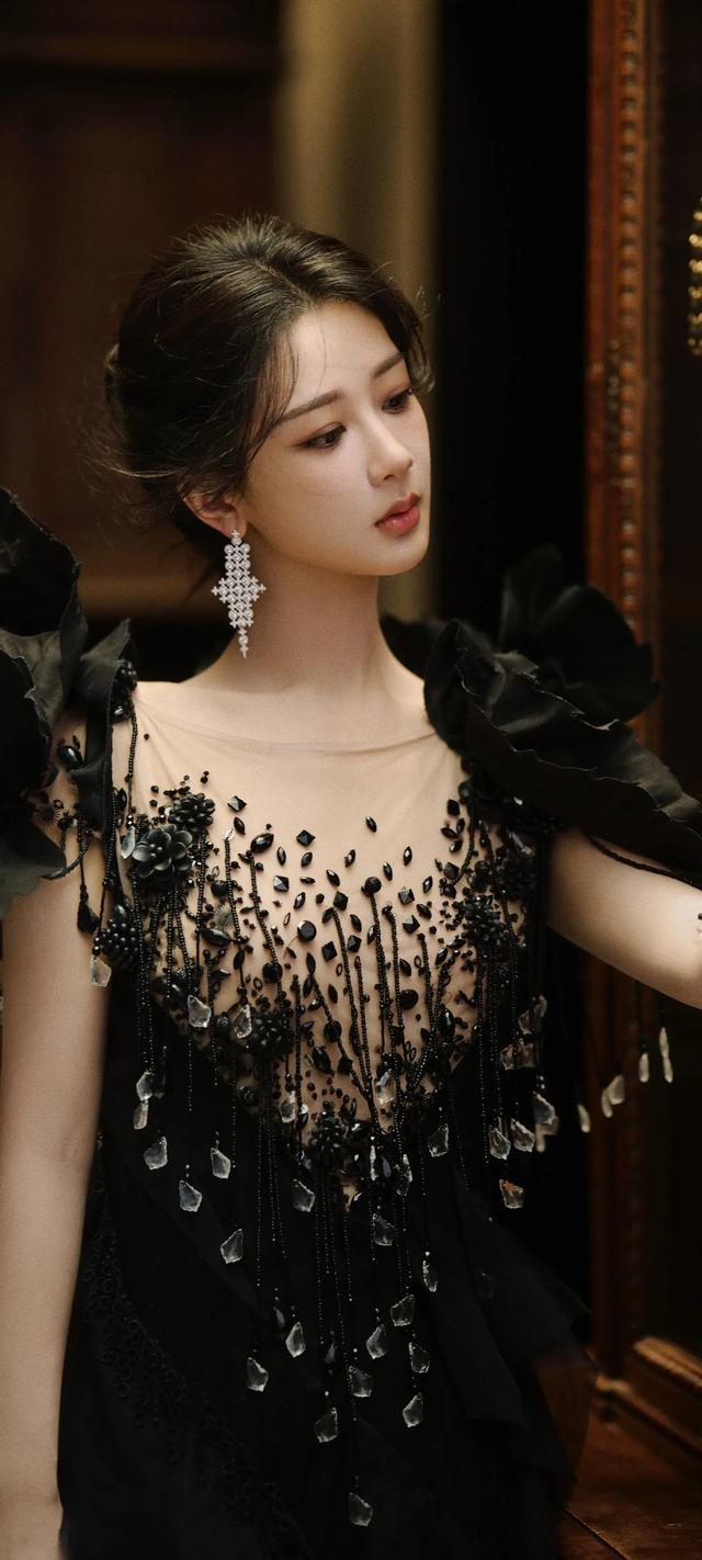 美女壁纸，一身黑色流苏礼服的杨紫