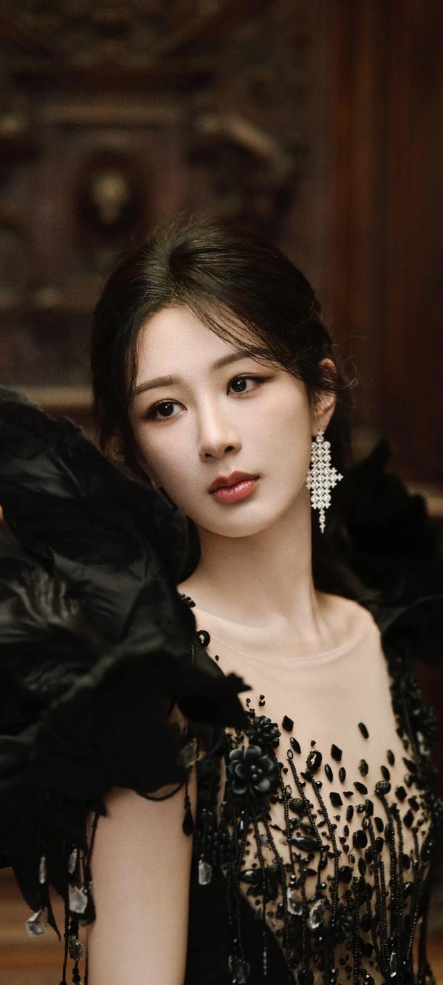 美女壁纸，一身黑色流苏礼服的杨紫