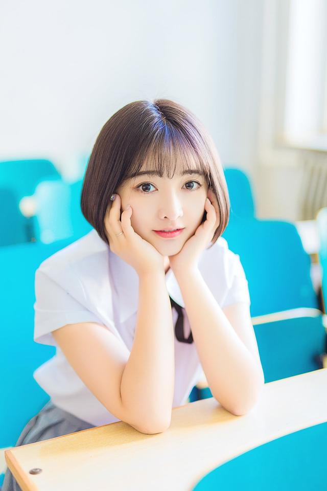 漂亮短发美女学生装迷你短裙写真