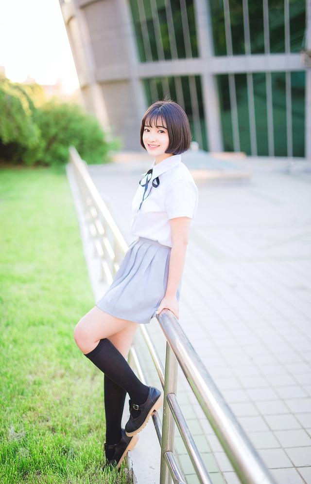 漂亮短发美女学生装迷你短裙写真