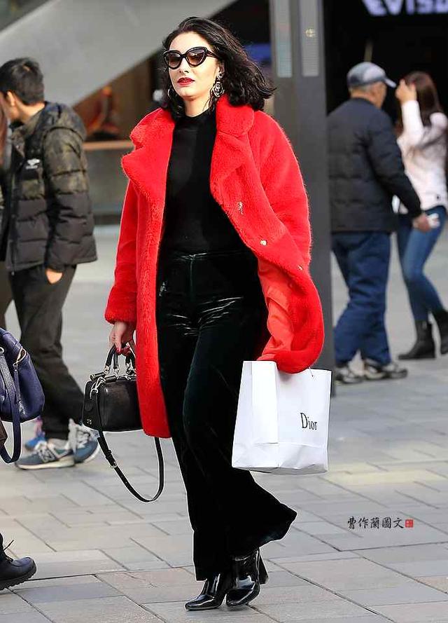 街拍：脸盘没挑儿，长腿没挑儿，身材没挑儿的高颜值美女