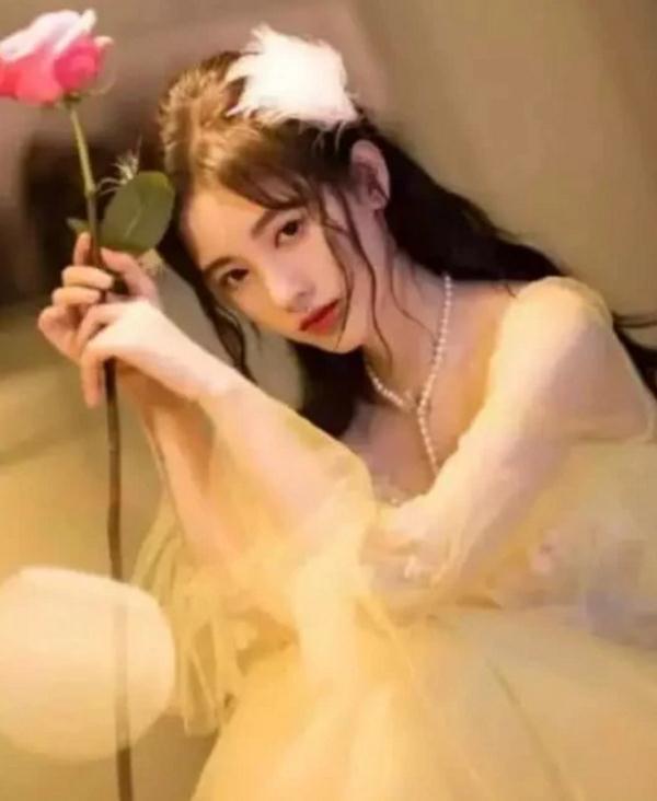 最近鞠婧祎带火了“流沙裙”,虽然很女神,你却穿不了