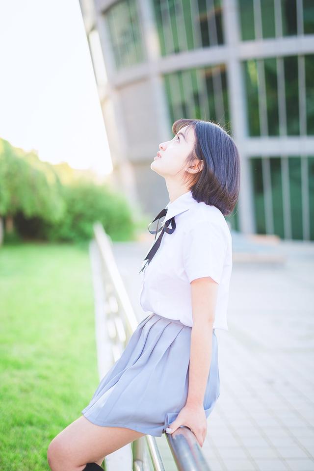 漂亮短发美女学生装迷你短裙写真