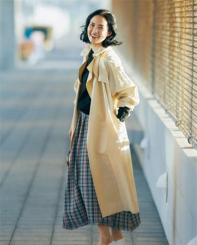 这些日本主妇真有品位,穿裙不露膝盖、不配丝袜,优雅到骨子里