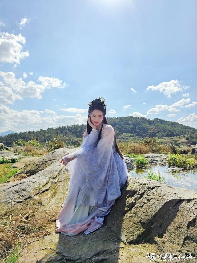 千朵桃花一世开又一大美女上线,笑起来温柔典雅,太美了