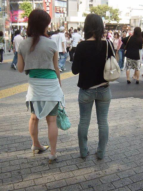 日本女孩走路总是内八,看起来像尿急,没想到是这样的原因!