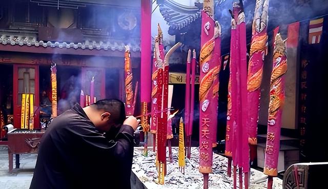 “黑丝尼姑”释智定:开豪车住别墅,私生活混乱,把寺庙当摇钱树