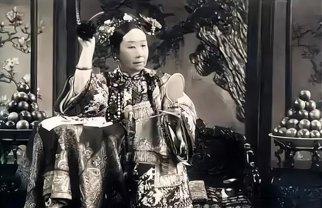 清朝第一美人到底有多美？黑白照都难掩其姿色，却被慈禧操控一生