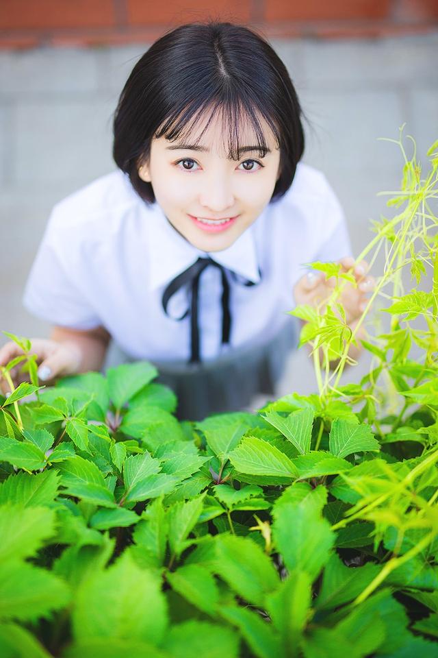 漂亮短发美女学生装迷你短裙写真