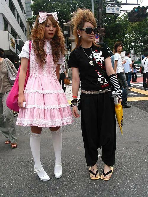 日本女孩走路总是内八,看起来像尿急,没想到是这样的原因!