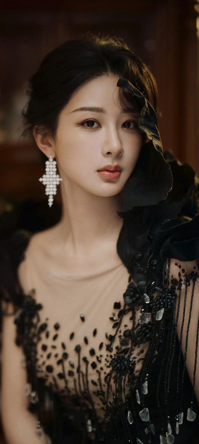 美女壁纸，一身黑色流苏礼服的杨紫