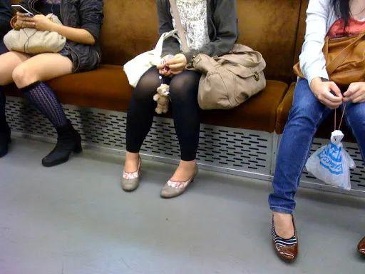 日本女孩走路总是内八,看起来像尿急,没想到是这样的原因!