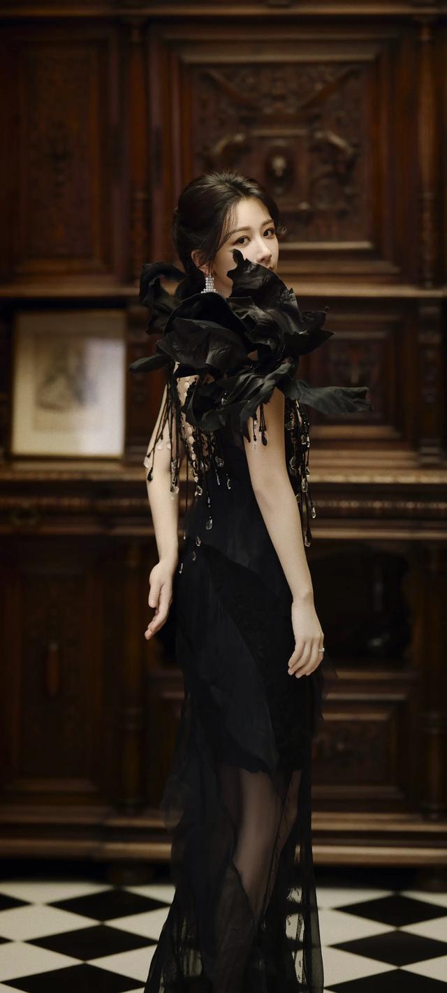 美女壁纸，一身黑色流苏礼服的杨紫