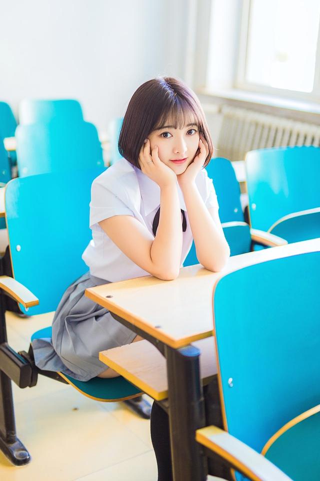漂亮短发美女学生装迷你短裙写真