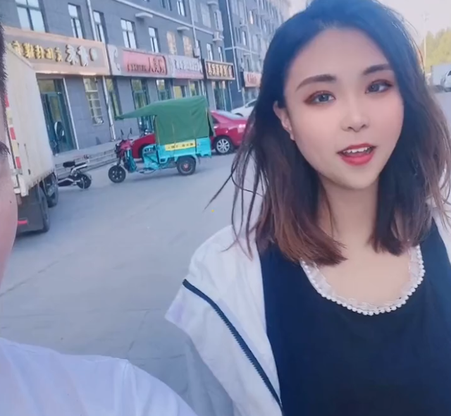 哭笑不得!山东一女子自拍时被哥哥突然关掉美颜,瞬间西施变李逵
