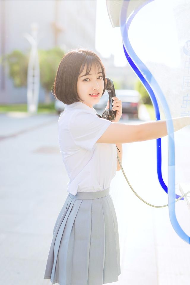 漂亮短发美女学生装迷你短裙写真
