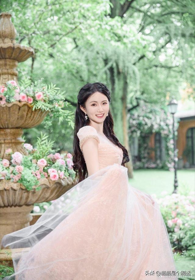 千朵桃花一世开又一大美女上线,笑起来温柔典雅,太美了