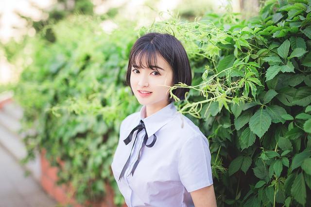 漂亮短发美女学生装迷你短裙写真