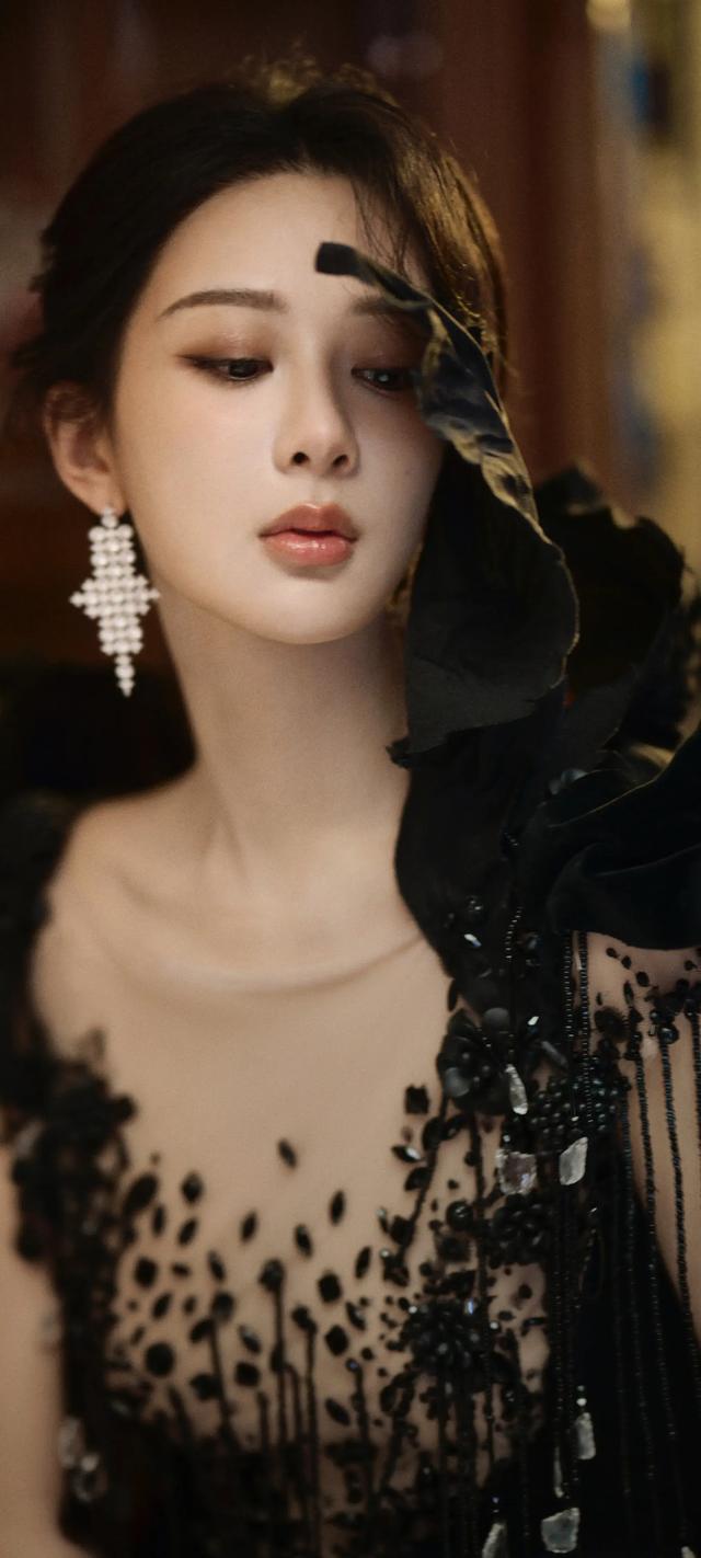 美女壁纸，一身黑色流苏礼服的杨紫